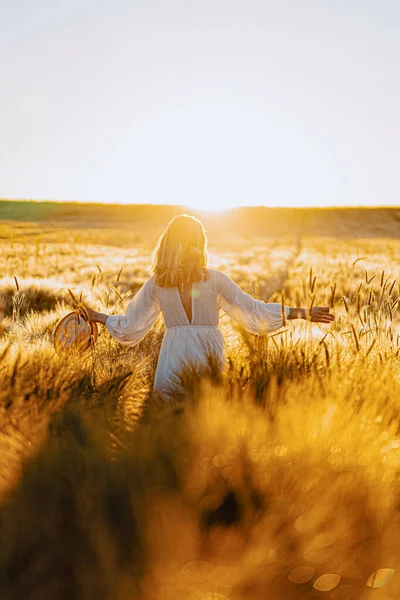 Молодая Красивая Женщина Длинными Светлыми Волосами Белом Платье Пшеничном Поле — стоковое фото