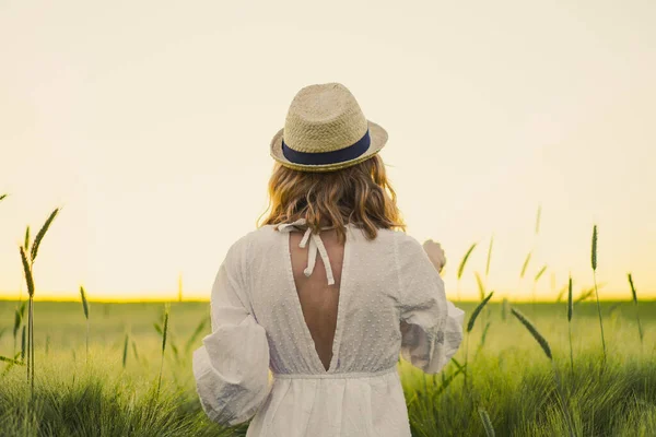 Joven Hermosa Mujer Con Pelo Largo Rubio Vestido Blanco Sombrero — Foto de Stock