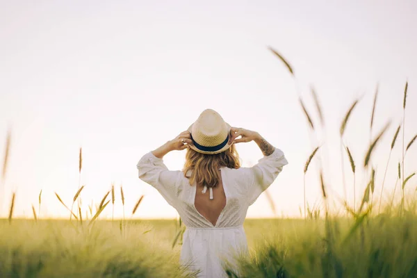 Joven Hermosa Mujer Con Pelo Largo Rubio Vestido Blanco Sombrero — Foto de Stock