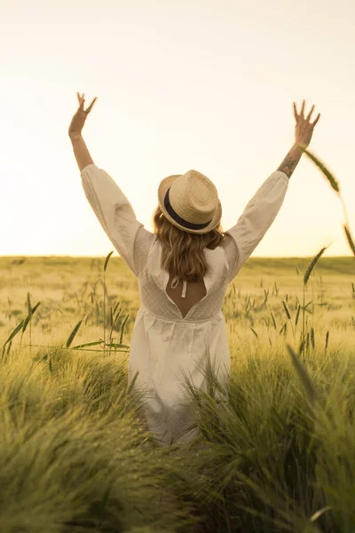 Joven Hermosa Mujer Con Pelo Largo Rubio Vestido Blanco Sombrero —  Fotos de Stock