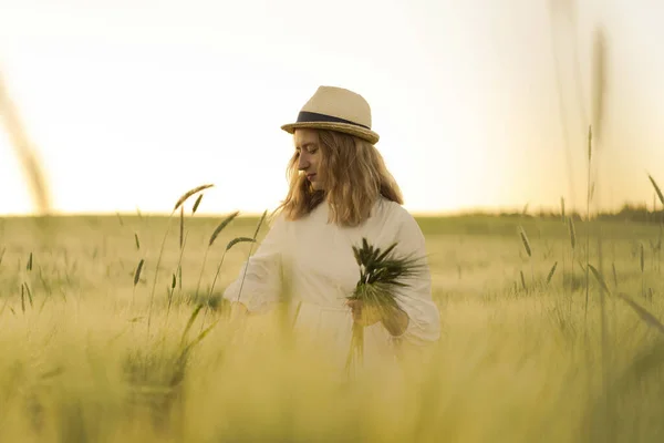 Jonge Mooie Vrouw Met Blond Lang Haar Een Witte Jurk — Stockfoto