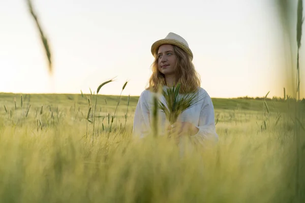 Jonge Mooie Vrouw Met Blond Lang Haar Een Witte Jurk — Stockfoto