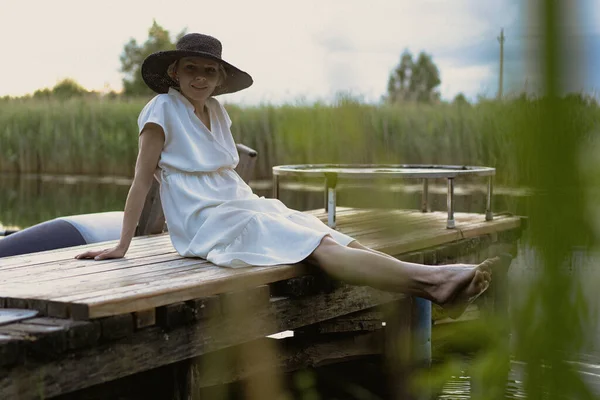 Молода Жінка Сукні Капелюсі Парку Біля Озера Біля Причалу — стокове фото