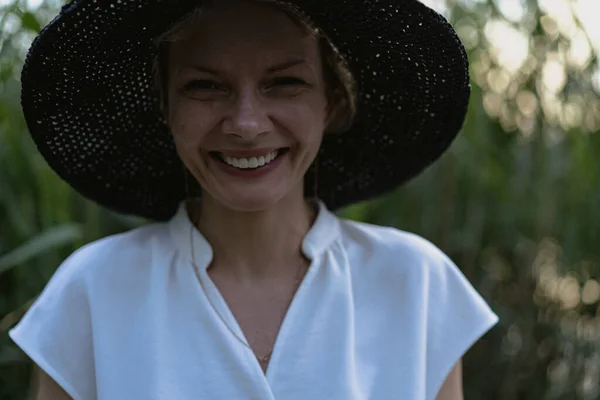 Молодая Женщина Платье Шляпе Парке Озера Пирсе — стоковое фото
