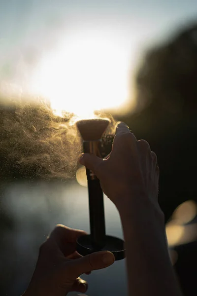 Puder Auf Einer Bürste Die Richtige Puderbürste Hintergrund — Stockfoto