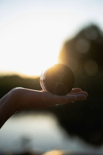 Een Pot Poeder Handen Van Een Vrouw — Stockfoto