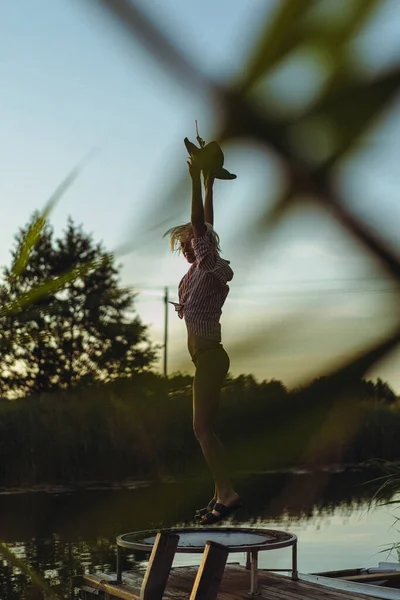 Jong Mooi Vrouw Een Zwart Stro Hoed Ontspant Zomer — Stockfoto