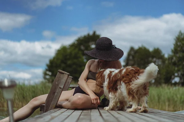 Jovem Mulher Bonita Chapéu Palha Preta Relaxa Verão — Fotografia de Stock