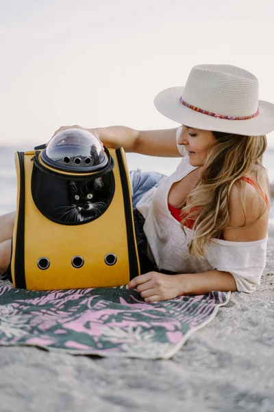 Jovem Com Gato Uma Mochila Praia Conceito Viagem Com Animal — Fotografia de Stock