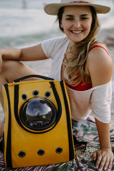 Jovem Com Gato Uma Mochila Praia Conceito Viagem Com Animal — Fotografia de Stock