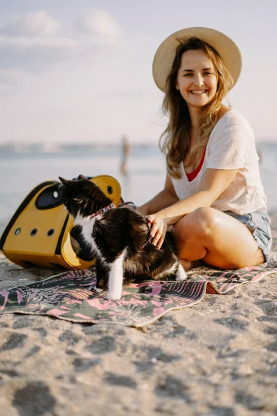 Mujer Joven Con Gato Una Mochila Orilla Del Mar Concepto — Foto de Stock