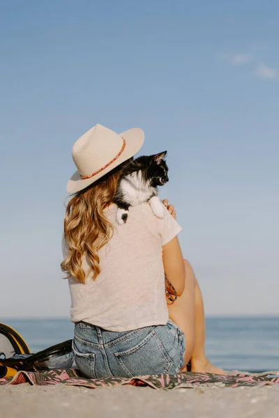Jovem Com Gato Praia Perto Mar Conceito Viagem Com Animal — Fotografia de Stock