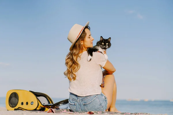 Jovem Com Gato Uma Mochila Praia Conceito Viagem Com Animal — Fotografia de Stock