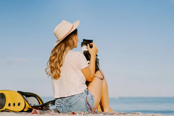 Deniz Kıyısında Sırt Çantasında Kedisi Olan Genç Bir Kadın Bir — Stok fotoğraf