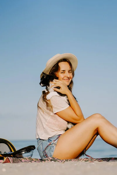 Mujer Joven Con Gato Una Mochila Orilla Del Mar Concepto — Foto de Stock