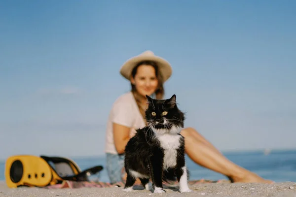 Jovem Com Gato Uma Mochila Praia Conceito Viagem Com Animal — Fotografia de Stock