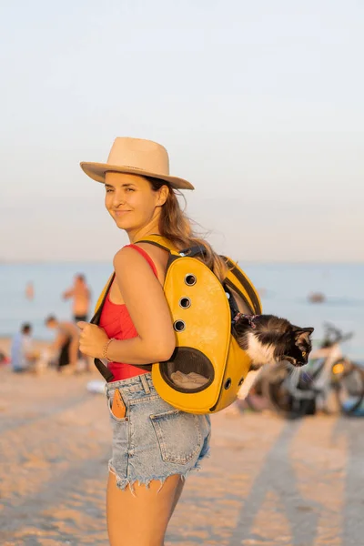 Jovem Com Gato Uma Mochila Praia Conceito Viagem Com Animal — Fotografia de Stock