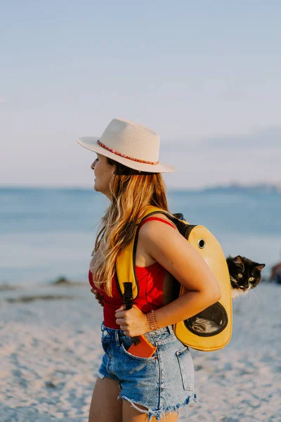 Young Woman Cat Backpack Seashore Travel Concept Pet — Stock Photo, Image