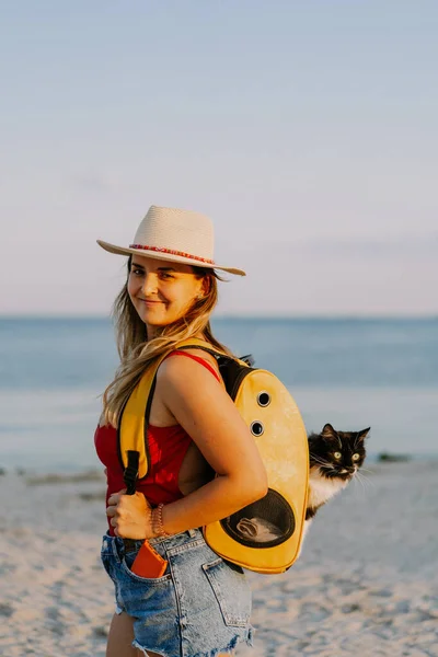 Jovem Com Gato Uma Mochila Praia Conceito Viagem Com Animal — Fotografia de Stock