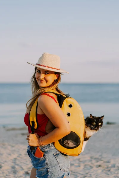 Mujer Joven Con Gato Una Mochila Orilla Del Mar Concepto — Foto de Stock