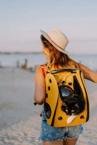 Jovem Com Gato Uma Mochila Praia Conceito Viagem Com Animal — Fotografia de Stock