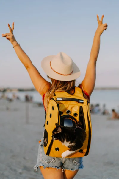 Young Woman Cat Backpack Seashore Travel Concept Pet — Stock Photo, Image