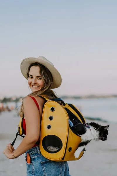 Junge Frau Mit Katze Rucksack Strand Reisekonzept Mit Haustier — Stockfoto