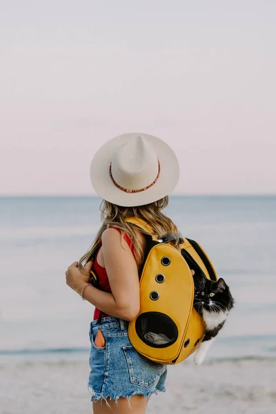 Mujer Joven Con Gato Una Mochila Orilla Del Mar Concepto —  Fotos de Stock