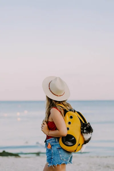 Jovem Com Gato Uma Mochila Praia Conceito Viagem Com Animal — Fotografia de Stock