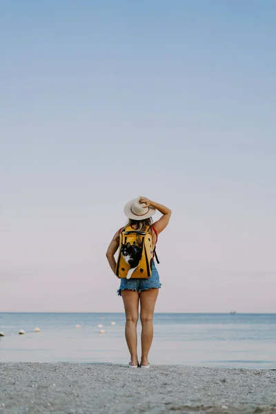 Young Woman Cat Backpack Seashore Travel Concept Pet — Stock Photo, Image