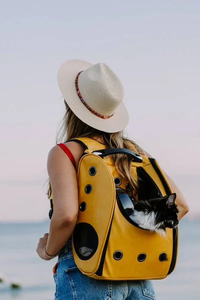 Mujer Joven Con Gato Una Mochila Orilla Del Mar Concepto — Foto de Stock