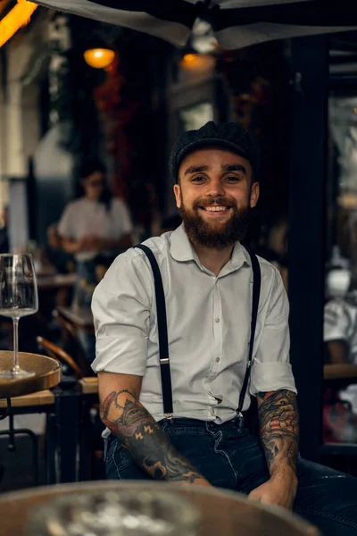 Junger Bärtiger Mann Einem Café Auf Der Straße Mit Einem — Stockfoto