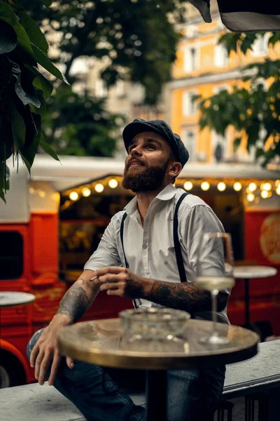 카페에서 수염을 남자가 담배를 피운다 셔츠를 로맨틱 남자와 도시의 경쟁자 — 스톡 사진