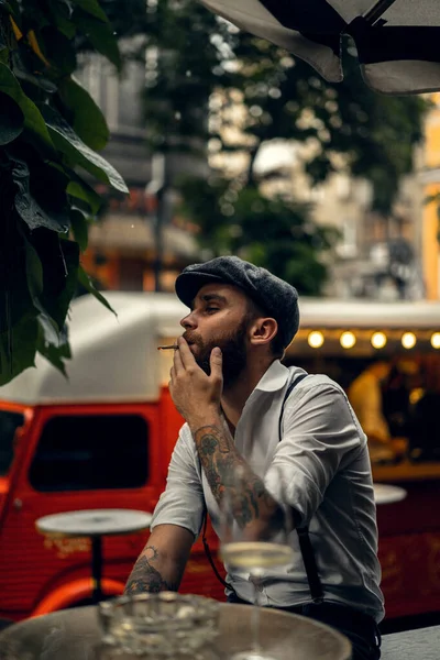 Joven Barbudo Café Calle Fuma Cigarrillo Tipo Romántico Con Una —  Fotos de Stock