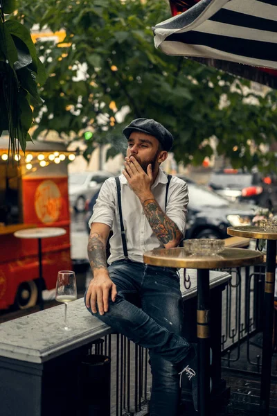 길에서 와인을 마시고 카페에 수염을 젊은이 셔츠를 로맨틱 남자와 도시의 — 스톡 사진