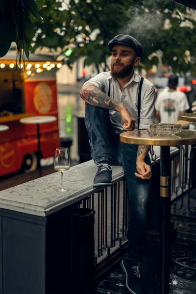 Caddedeki Kafede Elinde Bir Bardak Şarapla Sakallı Genç Bir Adam — Stok fotoğraf