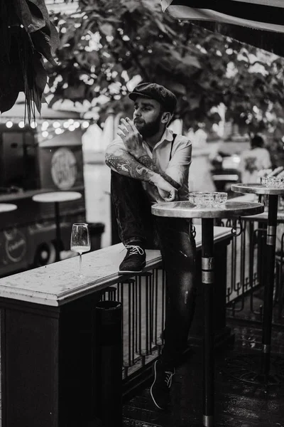 Junger Bärtiger Mann Einem Café Auf Der Straße Mit Einem — Stockfoto