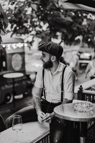 길에서 와인을 마시고 카페에 수염을 젊은이 셔츠를 로맨틱 남자와 도시의 — 스톡 사진