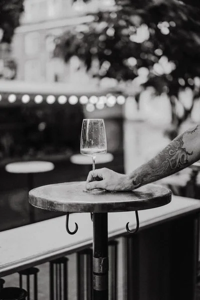 Νεαρός Γενειοφόρος Ένα Καφέ Στο Δρόμο Ένα Ποτήρι Κρασί Ρομαντικός — Φωτογραφία Αρχείου