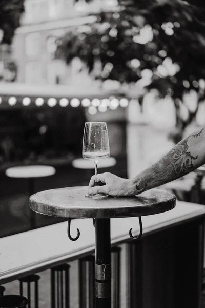 Jovem Barbudo Num Café Rua Com Copo Vinho Tipo Romântico — Fotografia de Stock