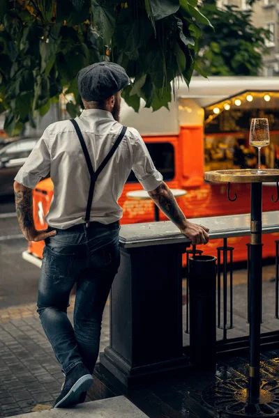 Молодой Бородатый Мужчина Кафе Улице Бокалом Вина Романтичный Парень Белой — стоковое фото