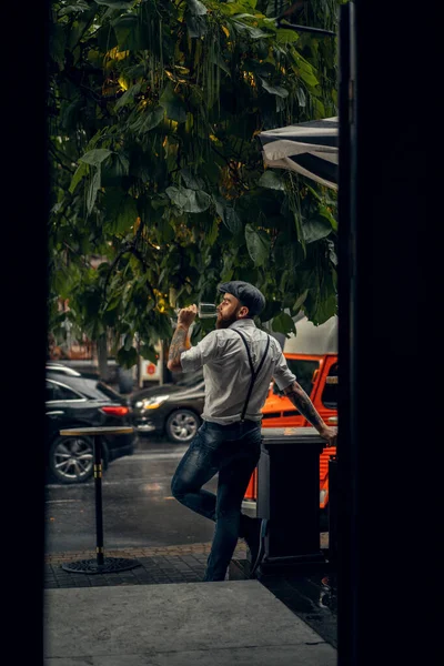 Ung Skäggig Man Ett Café Gatan Med Ett Glas Vin — Stockfoto