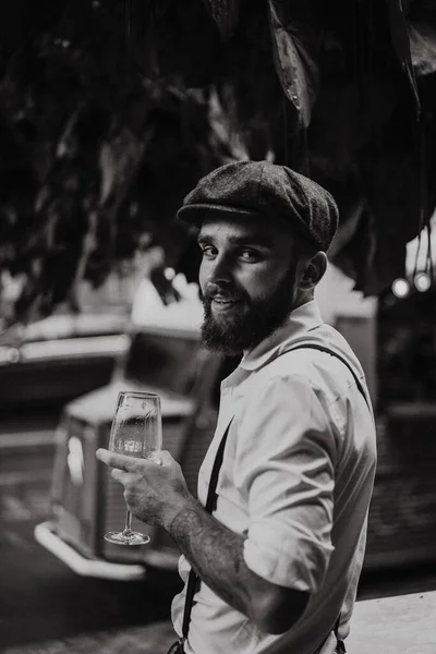 Junger Bärtiger Mann Einem Café Auf Der Straße Mit Einem — Stockfoto