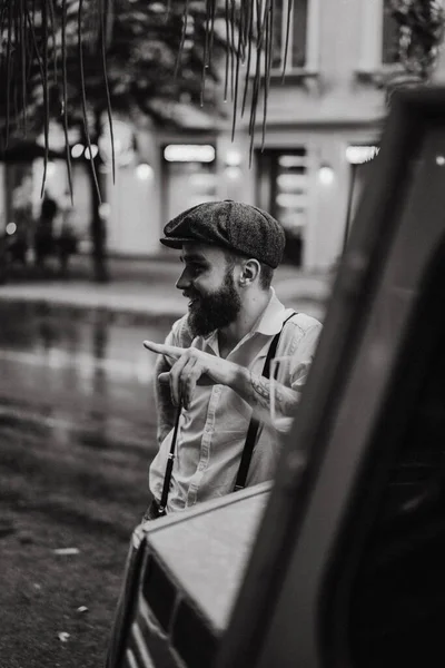 Junger Bärtiger Mann Mit Tätowierung Raucht Einem Café Auf Der — Stockfoto