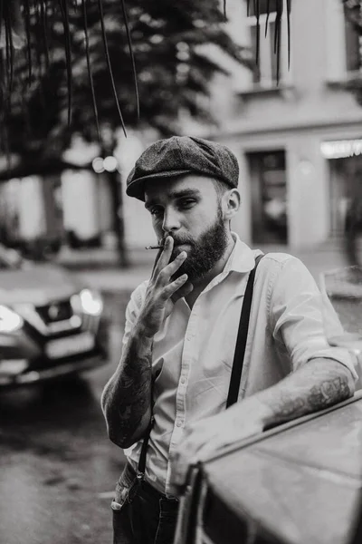 Joven Barbudo Tatuado Café Calle Fuma Cigarrillo Tipo Romántico Con — Foto de Stock