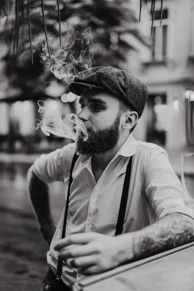 Fiatal Szakállas Tetovált Férfi Egy Kávézóban Utcán Cigarettázik Romantikus Fickó — Stock Fotó