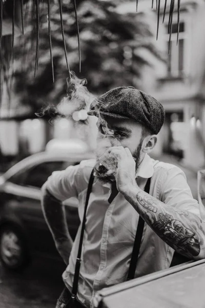 Caddedeki Bir Kafede Sigara Içen Sakallı Genç Bir Dövmeli Adam — Stok fotoğraf
