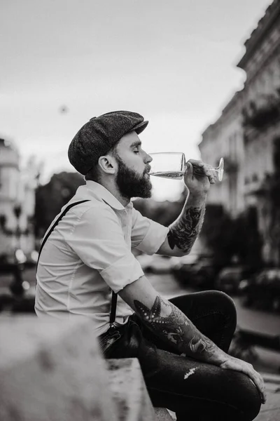 Joven Barbudo Tatuado Bebiendo Vino Una Copa Calle Tipo Romántico —  Fotos de Stock