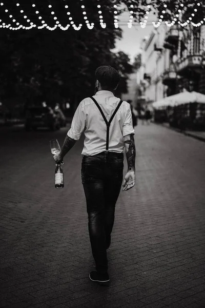 Mladý Vousatý Tetovaný Muž Pije Víno Sklenice Ulici Romantik Bílé — Stock fotografie