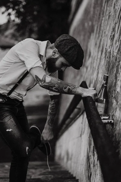 Joven Barbudo Tatuado Bebiendo Vino Una Copa Calle Tipo Romántico —  Fotos de Stock